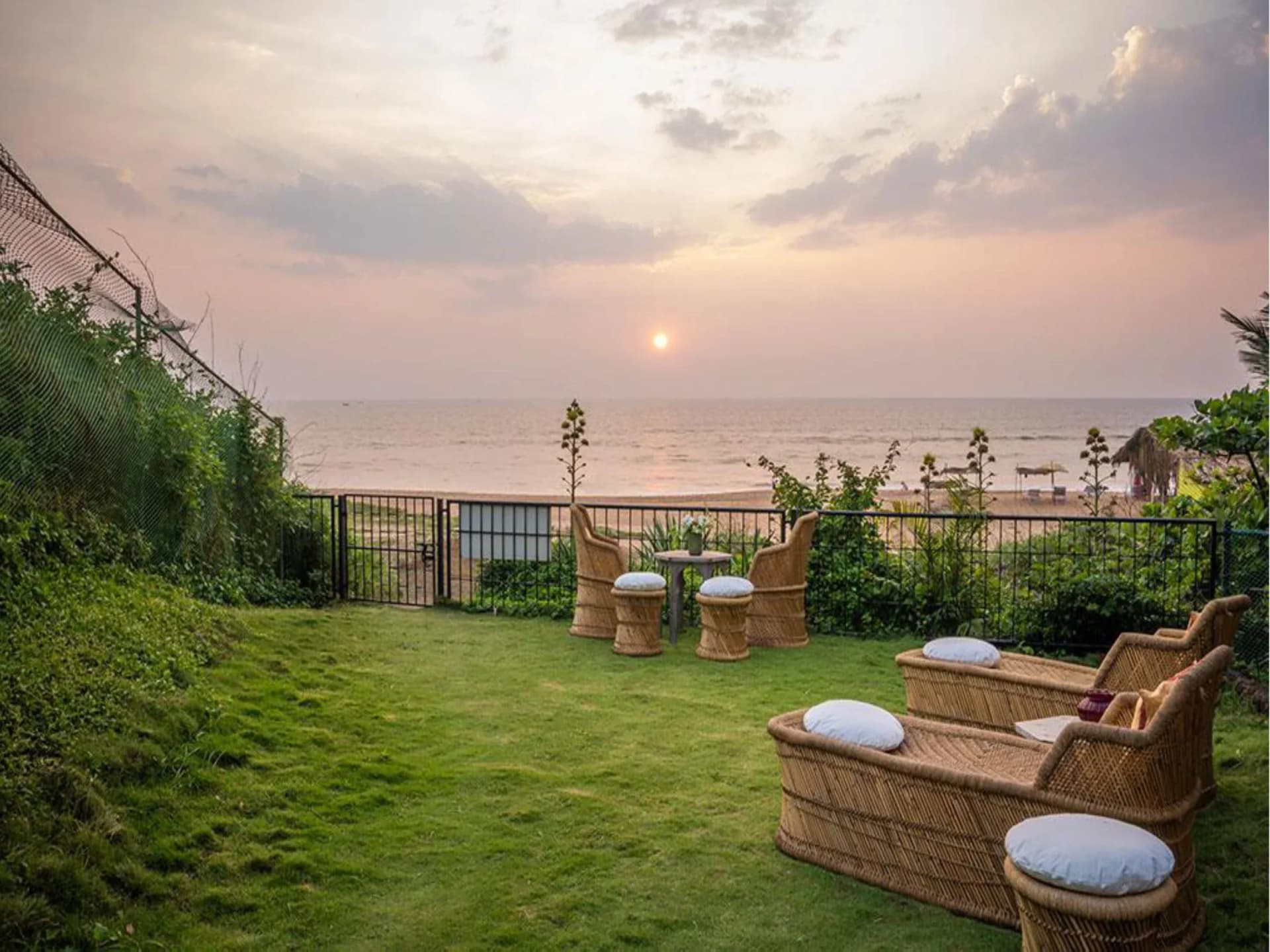 2BHK Shared Pool Cottage for up to 6 Guests in Candolim, Goa - Candolim, Goa